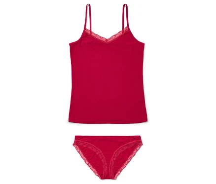 Un débardeur rouge à fines bretelles avec des détails en dentelle est posé sur une culotte rouge assortie avec de la dentelle.