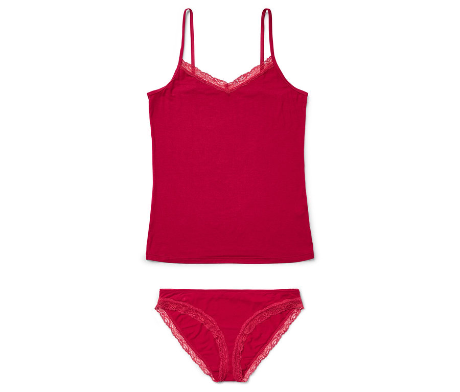 Un débardeur rouge à fines bretelles avec des détails en dentelle est posé sur une culotte rouge assortie avec de la dentelle.