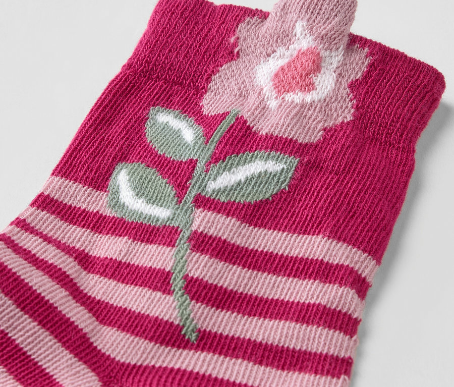 Détail d'une chaussette enfant à motif floral de 5 paires de chaussettes enfant motif fleurs.