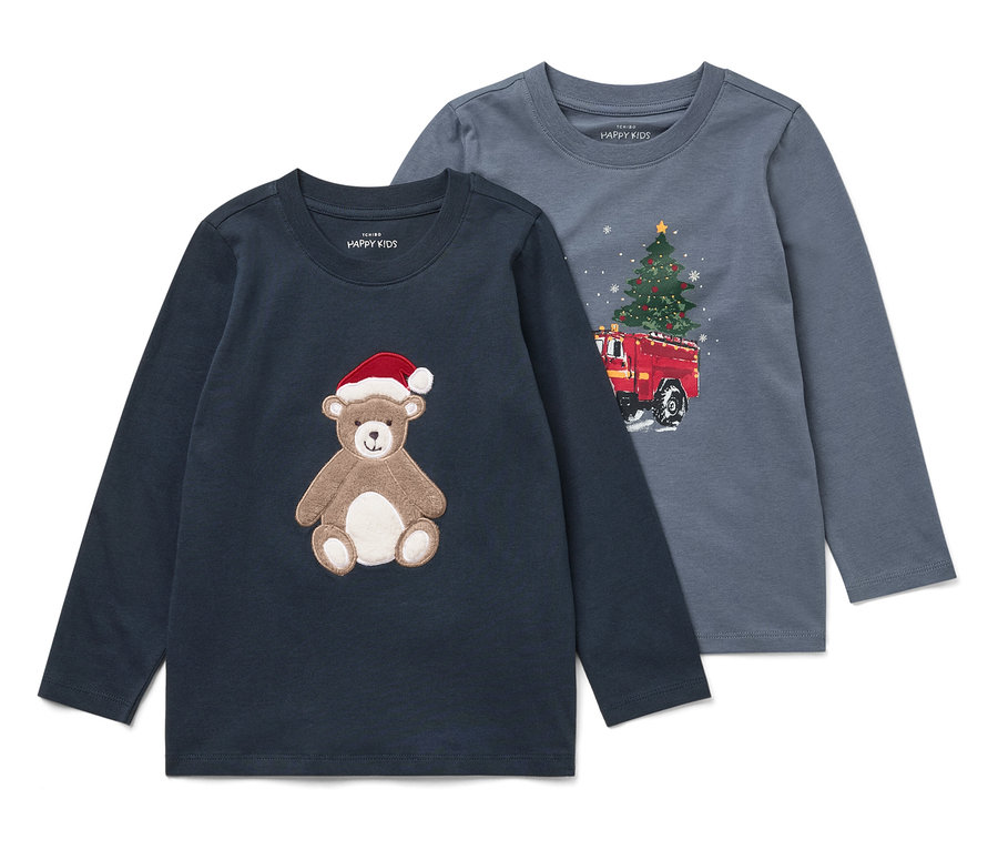 Deux t-shirts à manches longues pour enfants. Un bleu foncé avec un ours portant un bonnet de Noël et un gris avec un arbre de Noël sur un camion de pompiers.