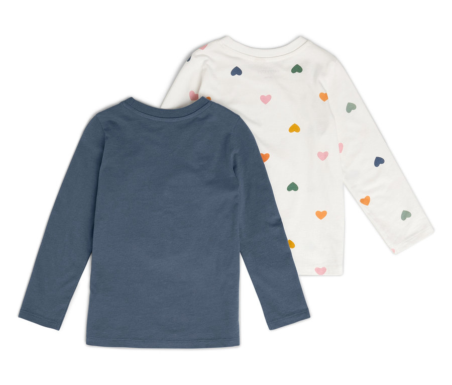 Deux t-shirts à manches longues pour enfants, un bleu et un blanc avec un motif de coeurs.