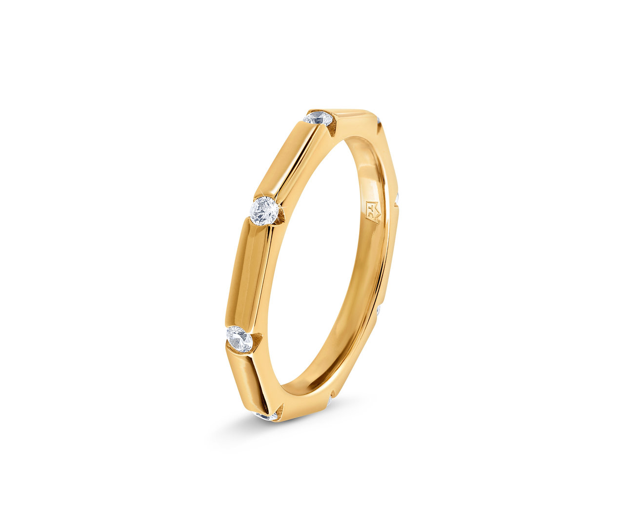 Gros plan d'une seule bague en argent 925 « Octogone », dorée, avec de petites pierres rondes.