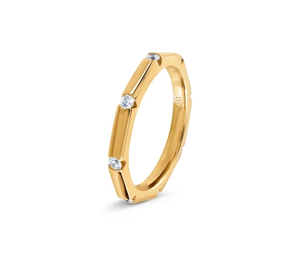 Gros plan d'une seule bague en argent 925 « Octogone », dorée, avec de petites pierres rondes.