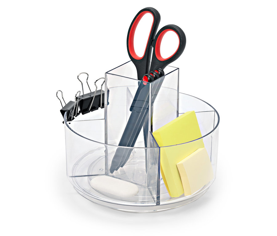 Organisateur de bureau rotatif transparent avec des ciseaux, un stylo, des pinces, des blocs-notes et une gomme.
