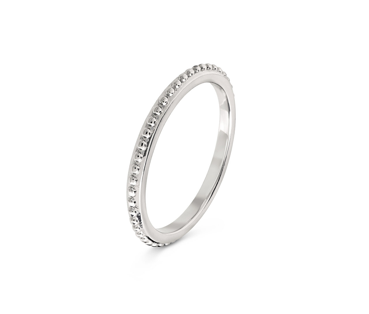 Bague en argent avec de petites pierres tout autour.