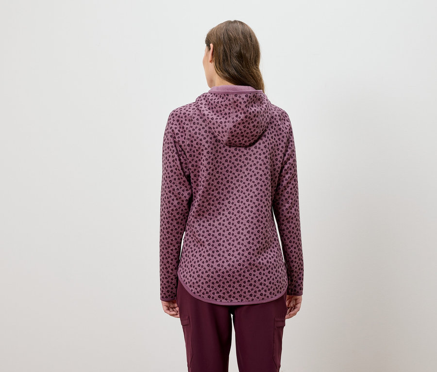 Femme portant un survêtement bordeaux à capuche avec motif animalier, vue de dos.