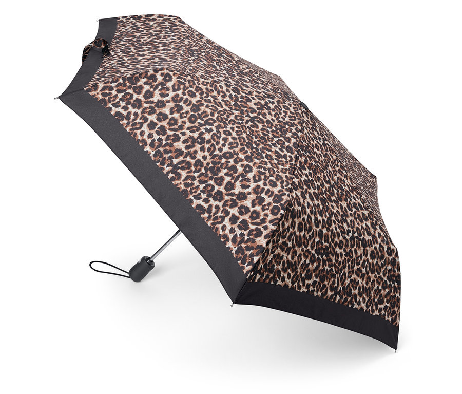 Parapluie ouvert à motif léopard avec bordure noire.