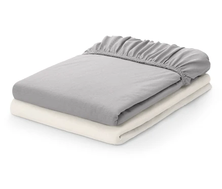 Deux draps-housses pliés : un gris et un crème.
