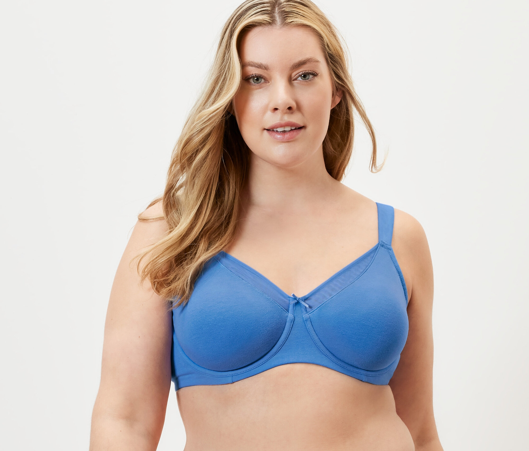 Une femme portant un soutien-gorge minimiseur bleu.