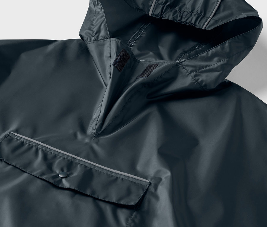 Gros plan sur un poncho de pluie bleu pour enfant avec capuche et poche.