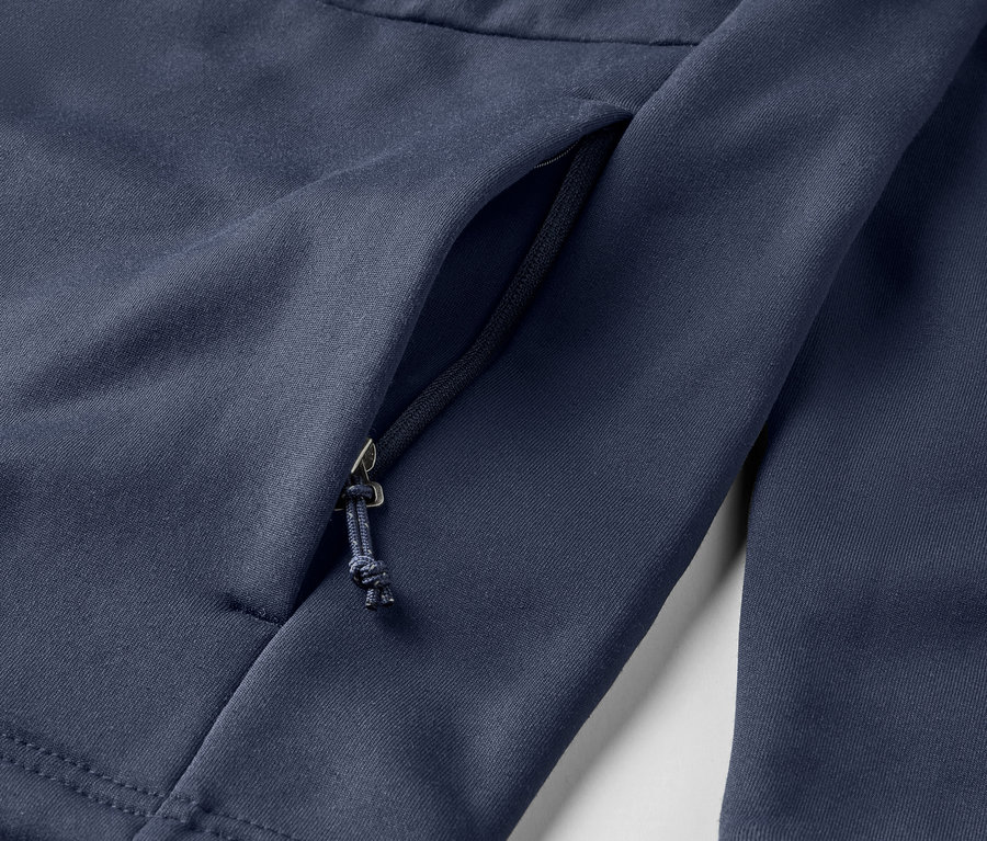 Gros plan sur une veste en polaire bleue avec une poche zippée.