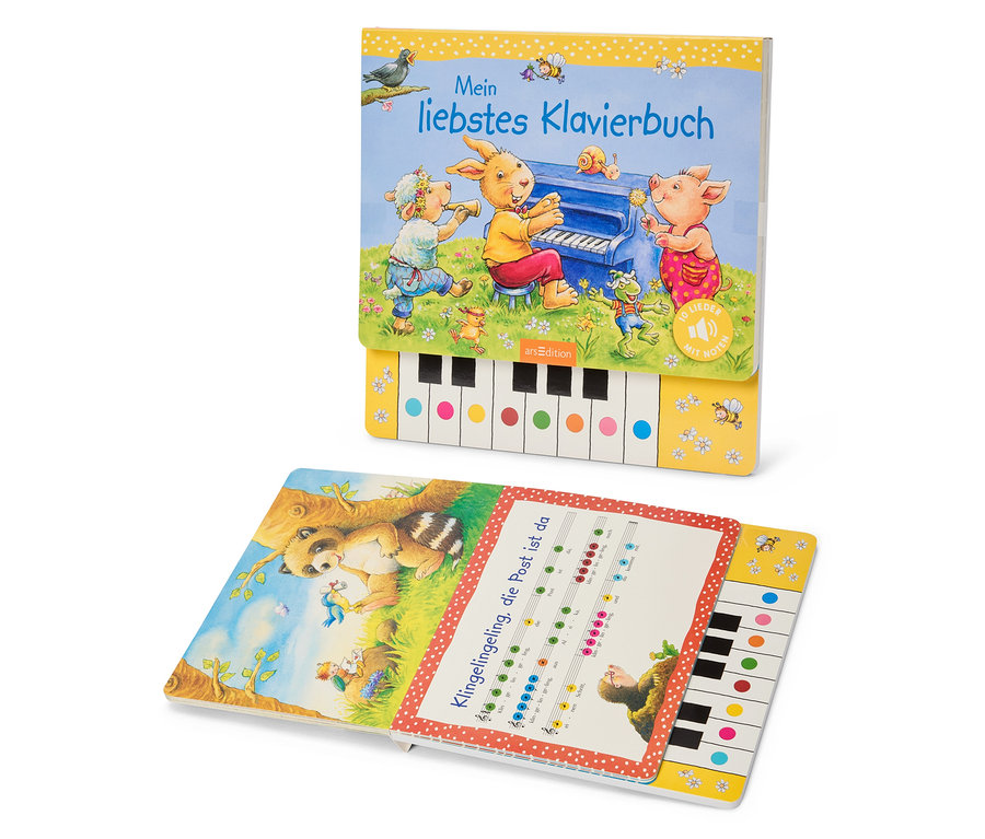 Deux livres pour enfants sont posés l'un sur l'autre. Le livre du dessus montre des animaux jouant du piano, le livre du dessous montre des partitions et un raton laveur.