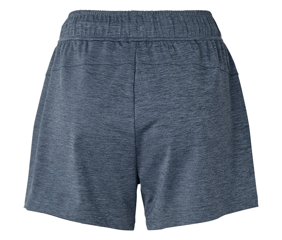 Gros plan sur un short de couleur bleu chiné. Le short a une taille élastique.