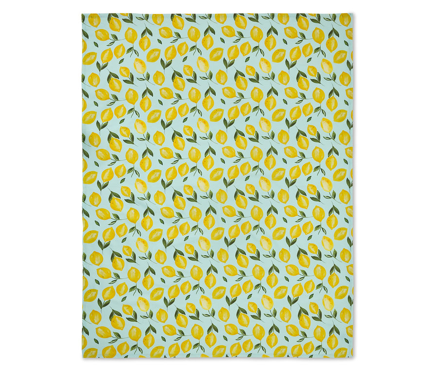 Un tissu bleu clair avec un motif de citrons jaunes et de feuilles vertes.