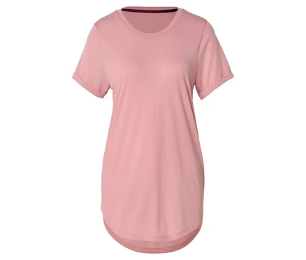 Gros plan sur un t-shirt rose à manches courtes et à ourlet arrondi.