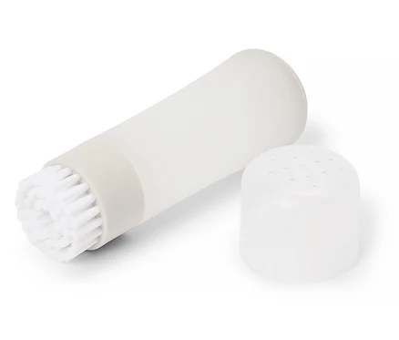 Un récipient blanc cylindrique avec une tête de brosse est posé à côté d'un couvercle perforé sur un fond blanc.