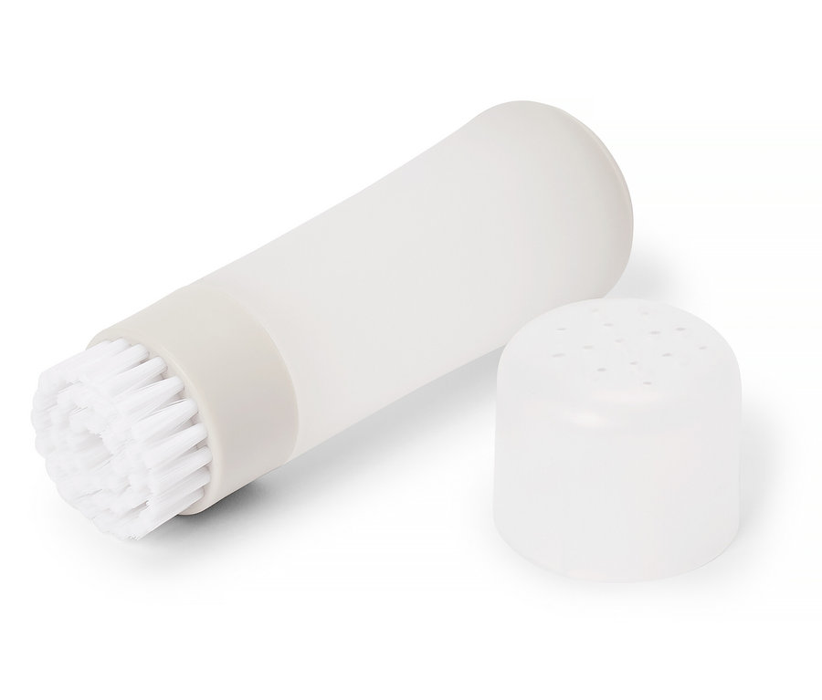 Un récipient blanc cylindrique avec une tête de brosse est posé à côté d'un couvercle perforé sur un fond blanc.