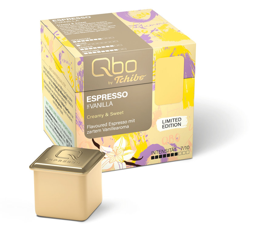 Une capsule Qbo by Tchibo Espresso Vanilla devant un emballage jaune. Édition limitée, intensité 7/10.