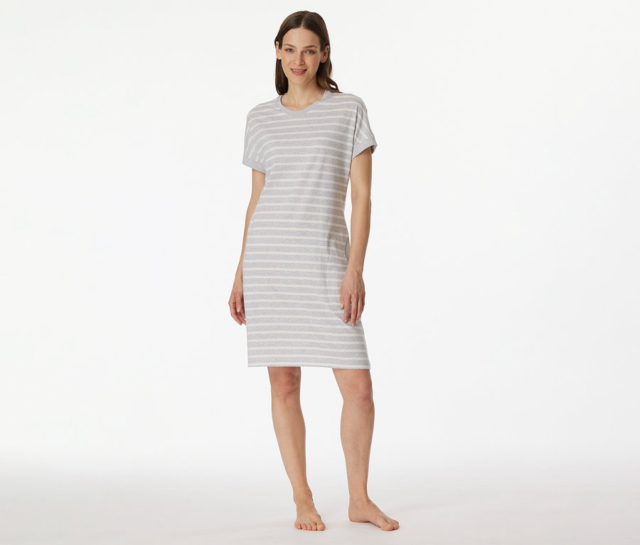 Femme portant une chemise de nuit SCHIESSER à manches courtes rayée gris et blanc, pieds nus sur fond blanc.