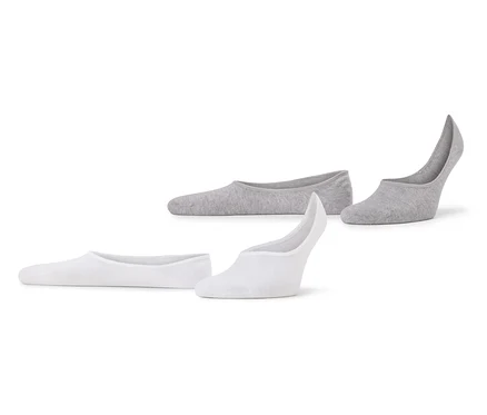 Deux paires de socquettes, une grise et une blanche, sont posées sur un fond blanc.