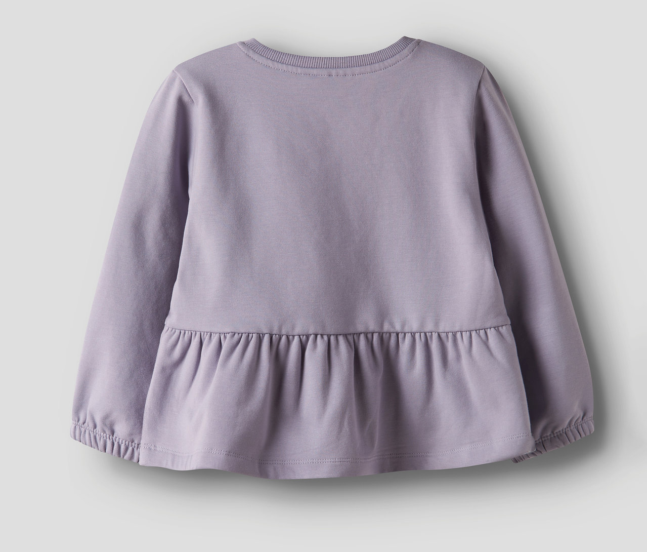 Vue arrière d'un veste en sweat violette à manches longues et à volants pour enfant NAME IT.