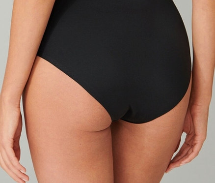 Vue arrière d'une femme portant une culotte noire.