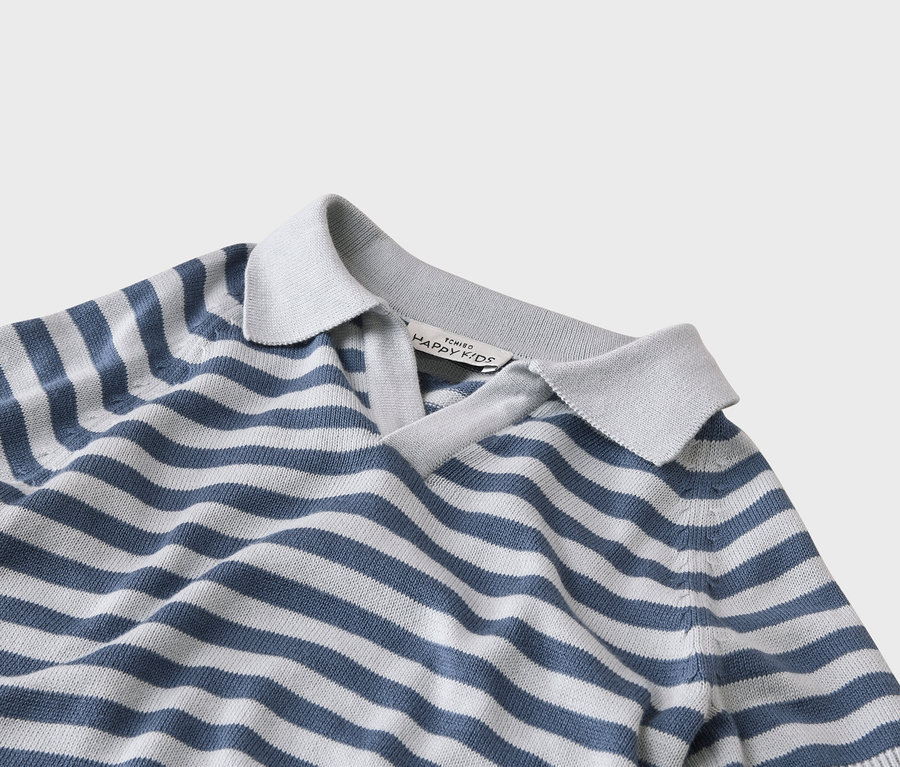 Gros plan sur un polo rayé gris et bleu.