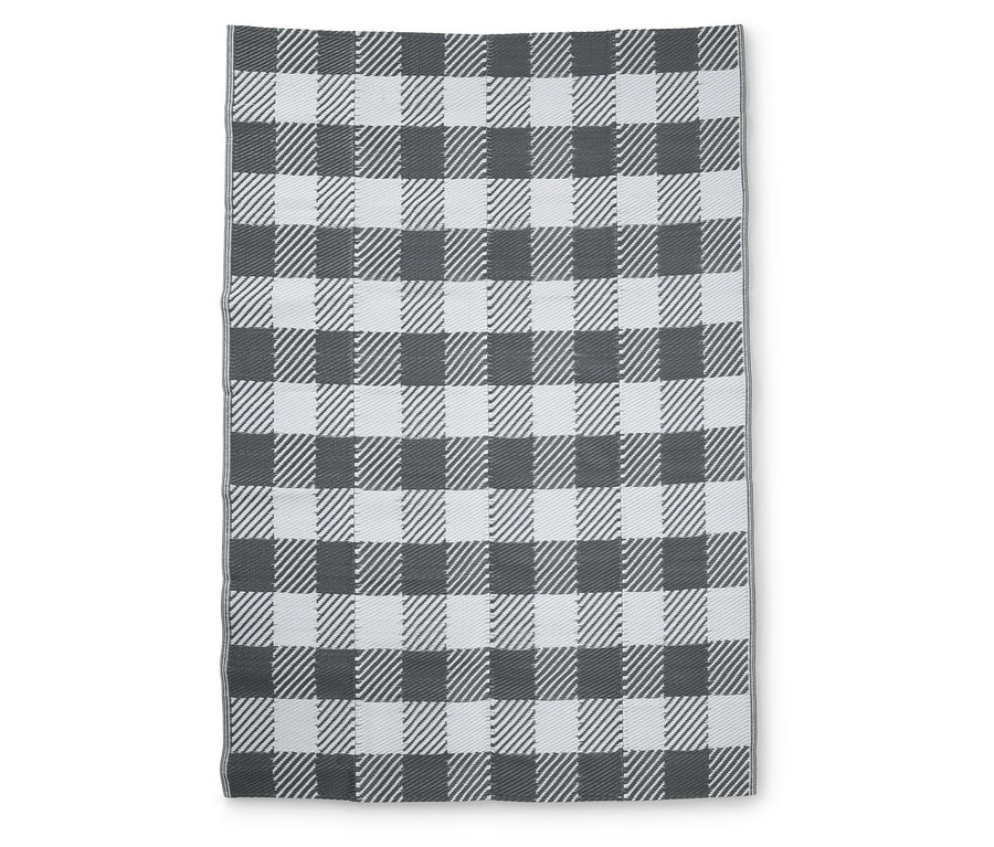 Couverture à carreaux gris et blanc.