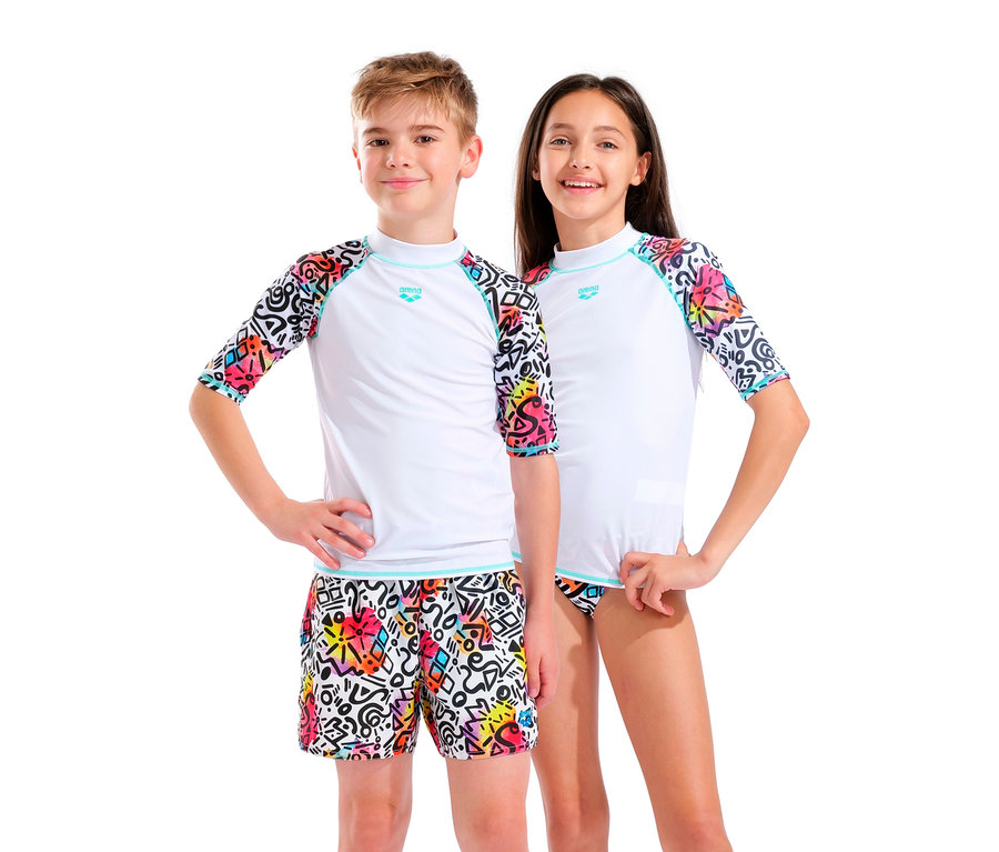 Un garçon et une fille se tiennent côte à côte, portant des maillots de bain assortis avec des motifs colorés.