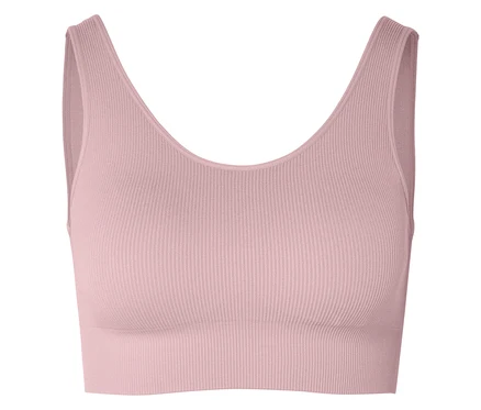 Gros plan d'une brassière de sport rose côtelée avec une encolure en V sur fond blanc.