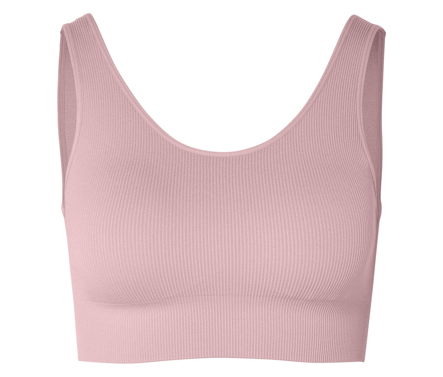 Gros plan d'une brassière de sport rose côtelée avec une encolure en V sur fond blanc.