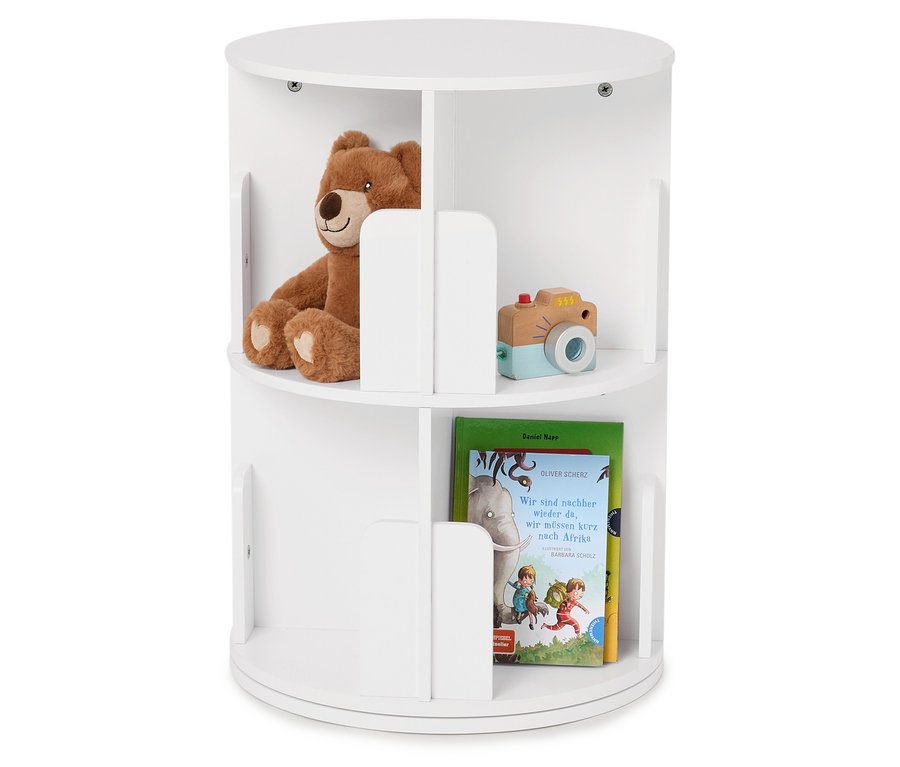 Sur une étagère rotative blanche et ronde se trouvent un ours en peluche, un appareil photo jouet et un livre.