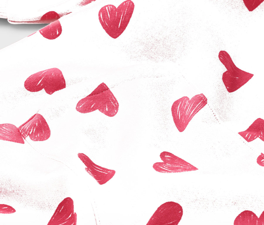 Gros plan d'un tissu blanc avec des motifs de cœurs rouges.