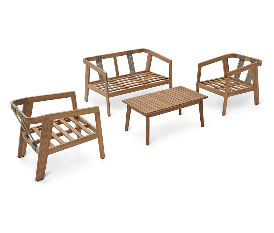 Un ensemble de meubles de jardin en bois composé d'un canapé, de deux fauteuils et d'une table se tenant sur un fond blanc.