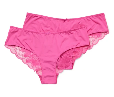 Deux slips roses en coton avec de la dentelle sont posés l'un sur l'autre.