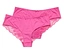 Deux slips roses en coton avec de la dentelle sont posés l'un sur l'autre.