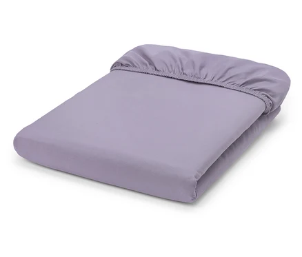 Drap-housse lilas plié sur fond blanc.