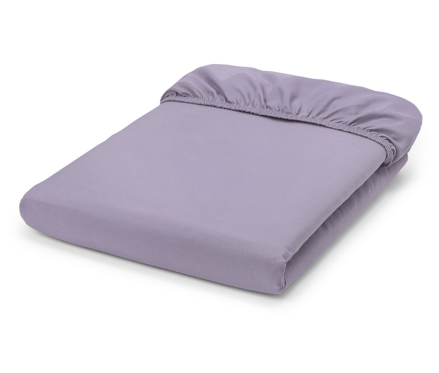 Drap-housse lilas plié sur fond blanc.