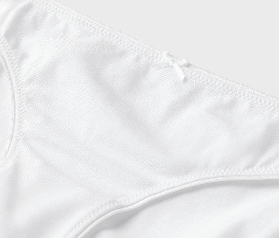 Gros plan d'une culotte blanche pour femme avec un petit nœud.