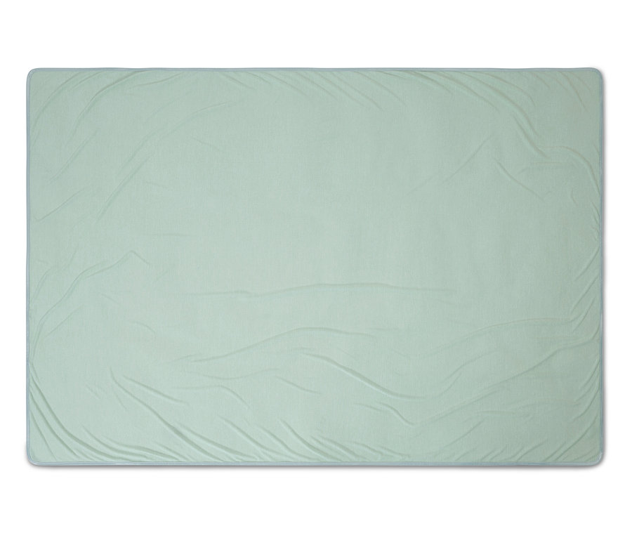 Couverture vert clair légèrement froissée avec bordure bleu clair.