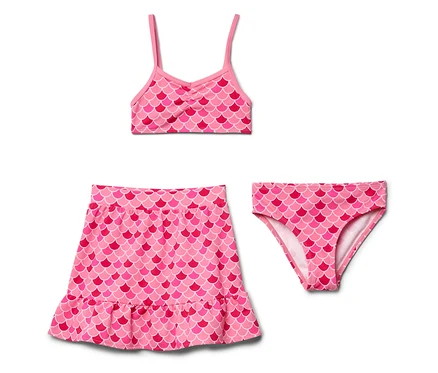 Maillot de bain rose pour fille avec motif écailles de poisson, composé d'un haut, d'un slip de bain et d'une jupe.