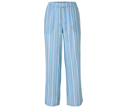 Pantalon de pyjama bleu clair rayé avec cordon de serrage à la taille, sur fond blanc.