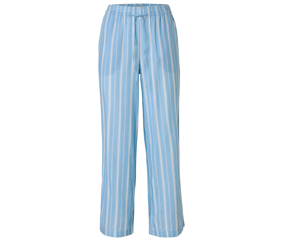 Pantalon de pyjama bleu clair rayé avec cordon de serrage à la taille, sur fond blanc.