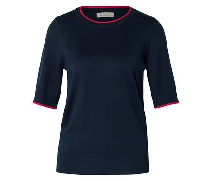 Haut en maille bleu marine à manches trois-quarts avec bordure rouge aux manches et à l'encolure.