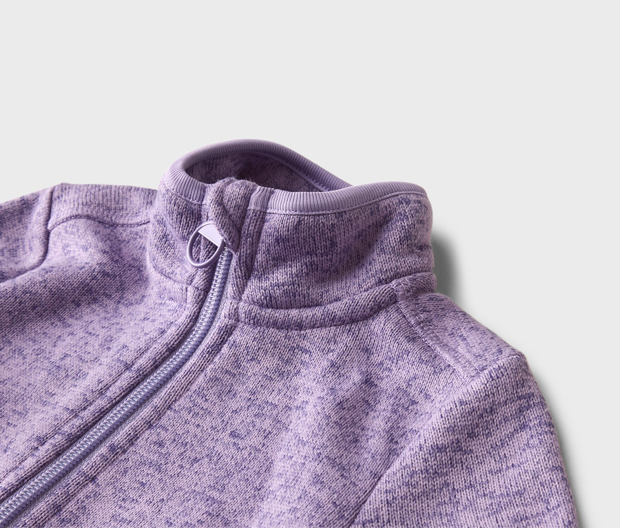 Gros plan d'une veste polaire violette avec fermeture éclair et col montant sur fond blanc.