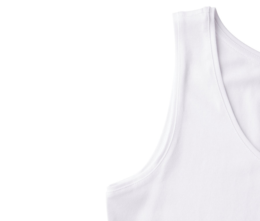 Gros plan sur un haut classique Street One blanc avec encolure en V.