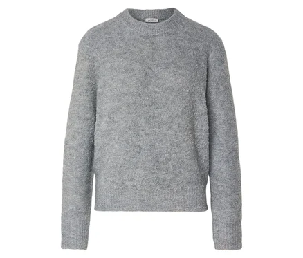 Pull en tricot gris à manches longues et col rond sur fond blanc.