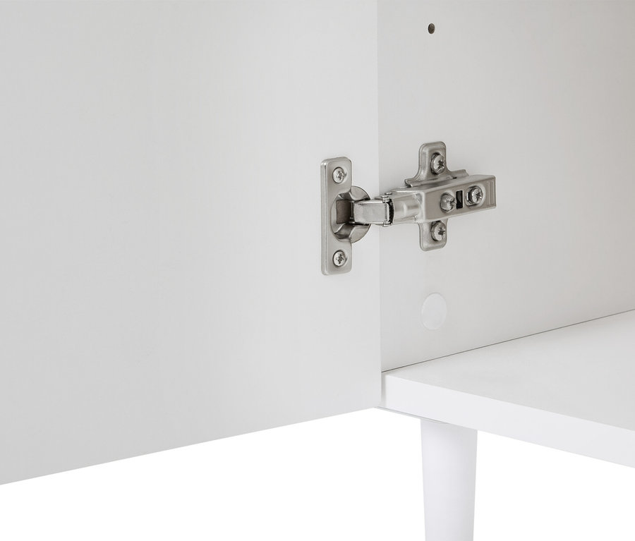Gros plan d'une armoire blanche avec une fixation de charnière argentée sur la porte.
