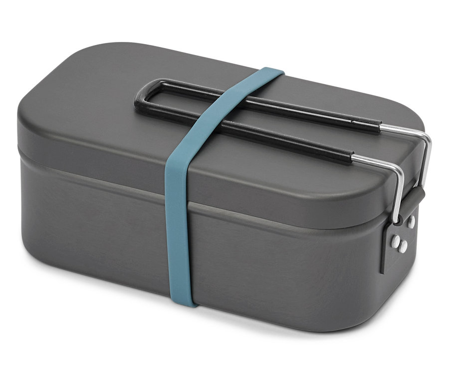 Boîte à lunch grise avec élastique bleu sur fond blanc.