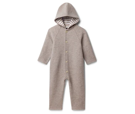 Combinaison en laine beige avec capuche et patte de boutonnage.